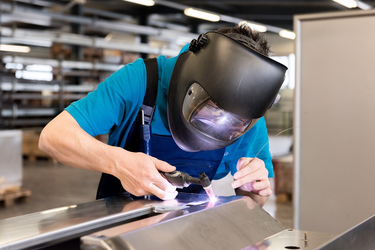 Handwerker bei der Arbeit in der Werkstatt