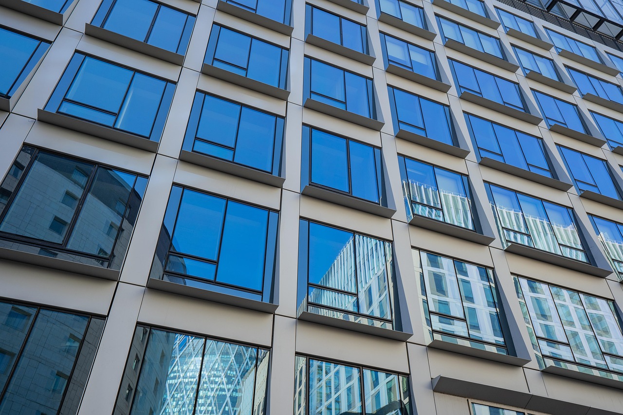 Moderne Bürofassade aus Glas